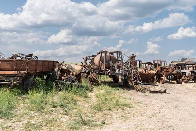 News Themen der Woche KW20 News Bilder des Tages Farm Pershe Travnia of Kherson region rebuilding after liberation from Russian invasion View of the destructions of agricultural equipment of Farm Pershe Travnia of village Velyka Oleksandrivka of Kherson region seen after liberation from Russian invasion. The farm was producing grain (wheat, barley, sunflower), meat (pork), and other products; with 100 employees and more than 3,000 hectares of fields, more than 1200 pigs. The farm was completely destroyed, all equipment, harvest from 2021, fertilizer, all buildings including storages for grain and places where pigs were kept and fed. After bombing pigs were either burned alive, some in panic jumped into the well. Serhiy Kosyuk estimates that the cost of rebuilding from scratch will be at l Copyright: LevxRadin