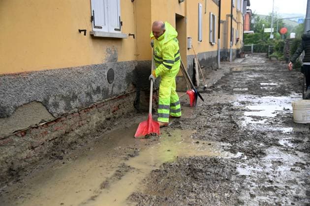 News Themen der Woche KW20 News Bilder des Tages (230519) -- BOLOGNA (ITALY), May 19, 2023 -- A man clears a flooded area in Bologna, Emilia-Romagna region, Italy, on May 19, 2023. The torrential rain eased in Italy s Emilia-Romagna region on Thursday but much of the area remained under water. The death toll from flooding and landslides rose to at least 13, with dozens of people still listed as missing, local media reported. (Photo by Xinhua) ITALY-EMILIA-ROMAGNA-BOLOGNA-FLOODS-LANDSLIDES GiannixSchicchi 