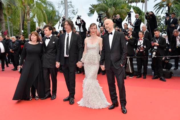 Ewa Puszczynska, Christian Friedel, Jonathan Glazer, Sandra Hueller und James Wilson bei der THE ZONE OF INTEREST Premiere 76. Filmfestspiele in Cannes 19.05.2023