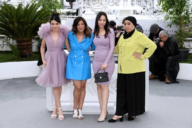 Entertainment Themen der Woche KW20 Entertainment Bilder des Tages 76th Cannes Film Festival 2023, Photocall film Les filles d Olfa (four daughters). Pictured: Kaouther Ben Hania, Olfa Hamrouni, Eya Chickhaoui, Tayssir Chickhaoui  Copyright: xAlbertoxTerenghi PoolxPhotoxEvenx xPoolxPhotoxEventsx01x IPA_IPA38068683