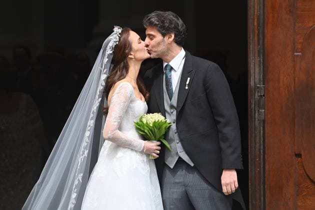 Brautpaar ,Kuss beim Auszug nach dem Gottesdienst. Kirchliche Hochzeit von Ludwig Prinz von Bayern und Sophie-Alexandra Eveking in der Theatinerkirche in Muenchen am 20.05.2023. *** Bride and groom ,kiss at the exit after the service Church wedding of Ludwig Prince of Bavaria and Sophie Alexandra Eveking in the Theatinerkirche in Munich on 20 05 2023