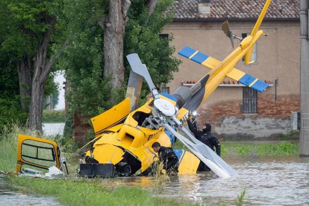 Bilder des Jahres 2023, News 05 Mai News Themen der Woche KW20 News Bilder des Tages May 20, 2023, LUGO, Italia: L elicottero caduto a Belricetto di Lugo, in provincia di Ravenna, mentre era impegnato in un intervento per i guasti alla linea elettrica provocati dal maltempo, 20 maggio 2023. Secondo quanto si apprende le quattro persone a bordo sono rimaste ferite: giÃ estratte dai vigili del fuoco, sono state portate via in eliambulanza. The helicopter that crashed in Belricetto di Lugo, in the province of Ravenna, Italy, while it was engaged in an intervention for power line failures caused by bad weather, 20 May 2023. According to what has been learned, the four people on board were injured: they had already been extracted from firefighters, and taken away in an air ambulance..ANSA BOVE-ZANI LUGO Italia - ZUMAa110 20230520_zaf_a110_026 Copyright: xPasqualexBovex