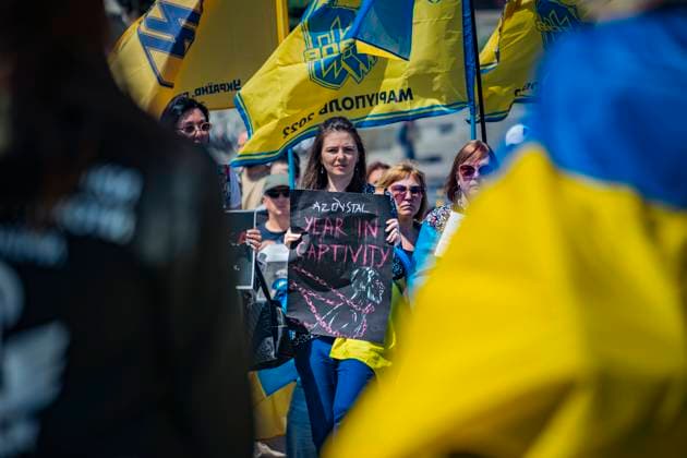 Bilder des Jahres 2023, News 05 Mai News Themen der Woche KW20 News Bilder des Tages May 20, 2023, Kyiv, Kyiv, Ukraine: A woman holds a banner in support of the Azov soldiers captured in Azovstal factory by russian forces one year ago during a march in memory of the current ukrainian soldiers prisoners in russian occupied territories. Kyiv Ukraine - ZUMAa131 20230520_zap_a131_004 Copyright: xCelestinoxArcexLavinx