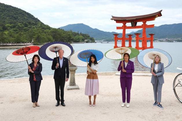 News Themen der Woche KW20 News Bilder des Tages May 20, 2023, Hatsukaichi, Hiroshima Prefecture, Japan: Spouses of the Group of Seven leaders pose together under traditional Japanese style parasols at the Itsukushima Shrine on Miyajima Island during the spouses program on the sidelines of the G7 Summit, May 20, 2023 in in Hatsukaichi, Japan. Standing from left: Yuko Kishida of Japan, Heiko von der Leyen, Spouse of the European Union President, Akshata Narayan Murty of the UK, Britta Ernst of Germany, and U.S First Lady Jill Biden. Hatsukaichi Japan - ZUMAp138 20230520_zaa_p138_083 Copyright: xPoolx G7xHiroshimax