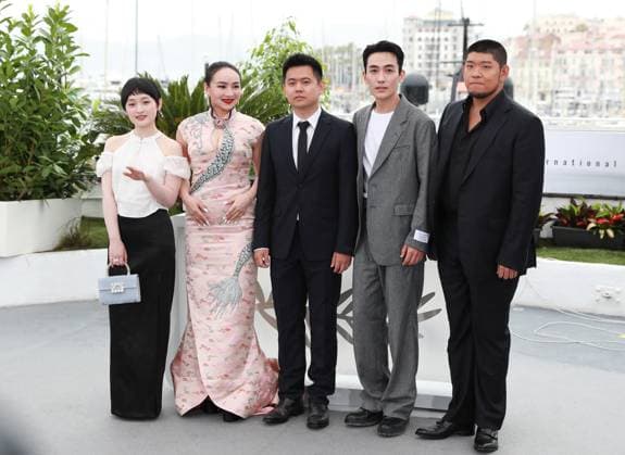 (230520) -- CANNES, May 20, 2023 -- Chinese director Wei Shujun (C), actor Zhu Yilong (2nd R), actress Chloe Maayan (2nd L), actor Tong Linkai (1st R), and actress Liu Baisha (1st L) pose during a photocall for the film He Bian De Cuo Wu (Only the River Flows) in competition for the category Un Certain Regard at the 76th edition of the Cannes Film Festival in Cannes, southern France, on May 20, 2023. ) FRANCE-CANNES-FILM FESTIVAL-ONLY THE RIVER FLOWS-PHOTOCALL GaoxJing 