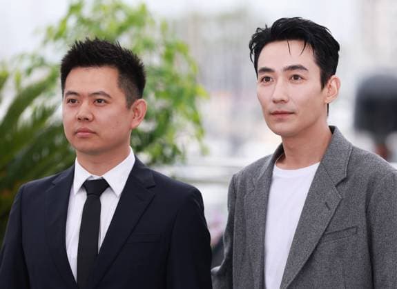 (230520) -- CANNES, May 20, 2023 -- Chinese director Wei Shujun (L) and actor Zhu Yilong pose during a photocall for the film He Bian De Cuo Wu (Only the River Flows) in competition for the category Un Certain Regard at the 76th edition of the Cannes Film Festival in Cannes, southern France, on May 20, 2023. ) FRANCE-CANNES-FILM FESTIVAL-ONLY THE RIVER FLOWS-PHOTOCALL GaoxJing 