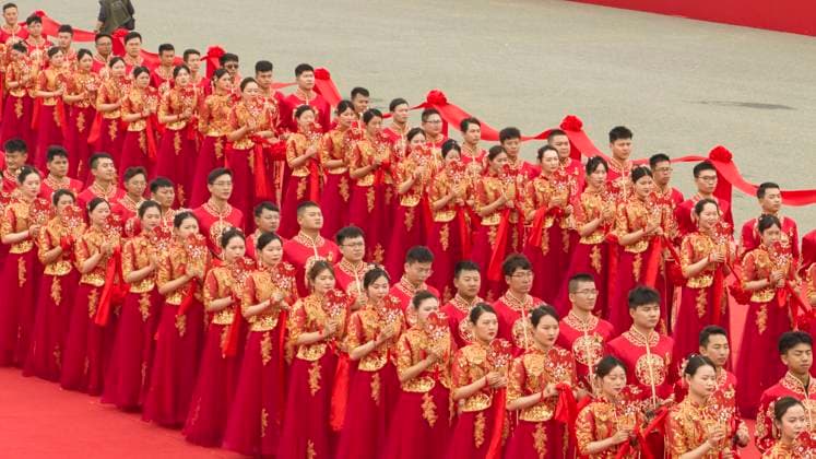 News Themen der Woche KW20 HEFEI, CHINA - MAY 20: Newly-wed couples in traditional Chinese dresses attend a group wedding on 520 I Love You Day on May 20, 2023 in Hefei, Anhui Province of China. The pronunciation of 520 in Chinese sounds very similar to I love you .  Copyright: xVCGx 111437468889