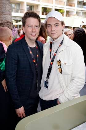 Gerrit Klein und Gast beim German Films und Medienboard Empfang 2023 im Garten des Hotels Mondrian Cannes auf dem Festival de Cannes 2023 76. Internationale Filmfestspiele von Cannes. Cannes, 20.05.2023