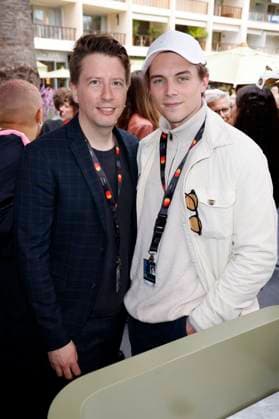 Gerrit Klein und Gast beim German Films und Medienboard Empfang 2023 im Garten des Hotels Mondrian Cannes auf dem Festival de Cannes 2023 76. Internationale Filmfestspiele von Cannes. Cannes, 20.05.2023