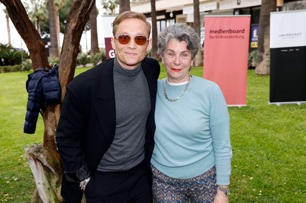 Matthias Schweighöfer und Kirsten Niehuus beim German Films und Medienboard Empfang 2023 im Garten des Hotels Mondrian Cannes auf dem Festival de Cannes 2023 76. Internationale Filmfestspiele von Cannes. Cannes, 20.05.2023