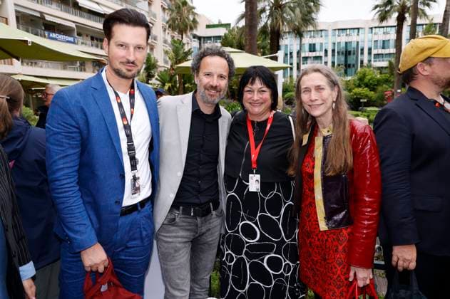 Dennis Ruh, Carlo Chatrian, Simone Baumann und Mariette Rissenbeek beim German Films und Medienboard Empfang 2023 im Garten des Hotels Mondrian Cannes auf dem Festival de Cannes 2023 76. Internationale Filmfestspiele von Cannes. Cannes, 20.05.2023