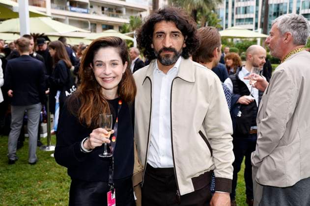 Anne Werner und Numan Acar beim German Films und Medienboard Empfang 2023 im Garten des Hotels Mondrian Cannes auf dem Festival de Cannes 2023 76. Internationale Filmfestspiele von Cannes. Cannes, 20.05.2023