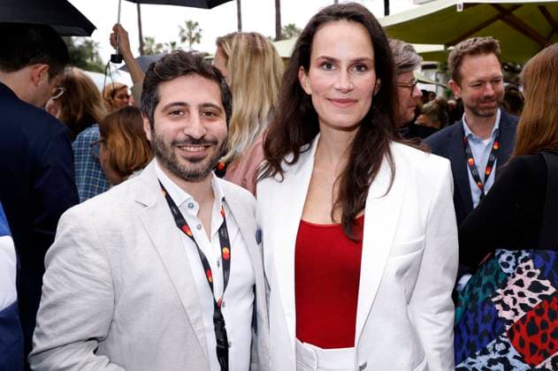 Saralisa Volm mit Gast beim German Films und Medienboard Empfang 2023 im Garten des Hotels Mondrian Cannes auf dem Festival de Cannes 2023 76. Internationale Filmfestspiele von Cannes. Cannes, 20.05.2023