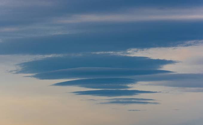 Creative Highlights World Wolken mit einem einzigartigen Muster über der Region Zürcher Unterland. (Oberglatt, Schweiz, 28.12.2022)