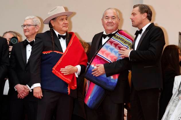 Tim Cook, Yancey Red Corn, Chief Standing Bear und Leonardo DiCaprio bei der Premiere des Kinofilms Killers of the Flower Moon auf dem Festival de Cannes 2023 76. Internationale Filmfestspiele von Cannes im Palais des Festivals. Cannes, 20.05.2023