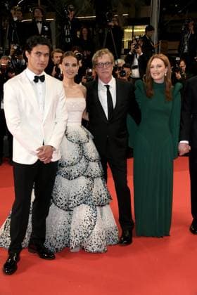 76th Cannes Film Festival 2023, Red carpet film May December. Pictured: Julianne Moore, Todd Haynes, Natalie Portman, Charles Melton  Copyright: xAlbertoxTerenghi PoolxPhotoxEvenx xPoolxPhotoxEventsx01x IPA_IPA38083946
