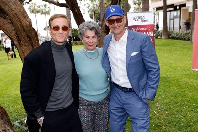 Matthias Schweighöfer, Kirsten Niehuus und Frank Kusche beim German Films und Medienboard Empfang 2023 im Garten des Hotels Mondrian Cannes auf dem Festival de Cannes 2023 76. Internationale Filmfestspiele von Cannes am Palais des Festivals. Cannes, 20.05.2023