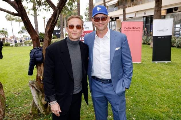 Matthias Schweighöfer und Frank Kusche beim German Films und Medienboard Empfang 2023 im Garten des Hotels Mondrian Cannes auf dem Festival de Cannes 2023 76. Internationale Filmfestspiele von Cannes am Palais des Festivals. Cannes, 20.05.2023