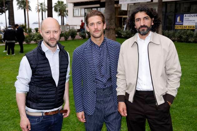 Gast, Ben Dahlhaus und Numan Acar beim German Films und Medienboard Empfang 2023 im Garten des Hotels Mondrian Cannes auf dem Festival de Cannes 2023 76. Internationale Filmfestspiele von Cannes am Palais des Festivals. Cannes, 20.05.2023