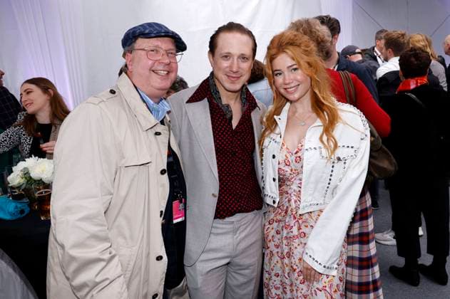 Gast, Timo Jacobs und Palina Rojinski beim German Films und Medienboard Empfang 2023 im Garten des Hotels Mondrian Cannes auf dem Festival de Cannes 2023 76. Internationale Filmfestspiele von Cannes am Palais des Festivals. Cannes, 20.05.2023
