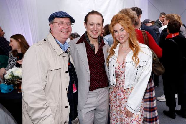 Gast, Timo Jacobs und Palina Rojinski beim German Films und Medienboard Empfang 2023 im Garten des Hotels Mondrian Cannes auf dem Festival de Cannes 2023 76. Internationale Filmfestspiele von Cannes am Palais des Festivals. Cannes, 20.05.2023
