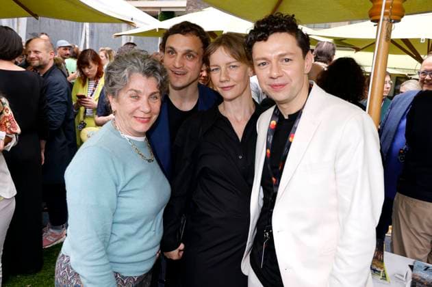 Kirsten Niehuus, Franz Rogowski, Sandra Hüller und Christian Friedel beim German Films und Medienboard Empfang 2023 im Garten des Hotels Mondrian Cannes auf dem Festival de Cannes 2023 76. Internationale Filmfestspiele von Cannes am Palais des Festivals. Cannes, 20.05.2023