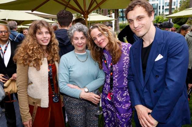 Gast, Kirsten Niehuus, Anne Ratte-Polle und Franz Rogowski beim German Films und Medienboard Empfang 2023 im Garten des Hotels Mondrian Cannes auf dem Festival de Cannes 2023 76. Internationale Filmfestspiele von Cannes am Palais des Festivals. Cannes, 20.05.2023