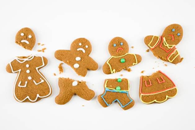 Four frowning male and female gingerbread cookies broken into pieces. Copyright: xIofotoxImagesx xDesignxPicsx , 31293202 Copyright: IofotoxImagesx xDesignxPics 31293202