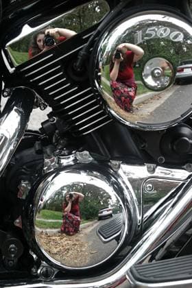A photographer reflected in the chrome of a motorcycle Copyright: xLisaxF.xYoungx xDesignxPicsx , 31300206 Copyright: LisaxF.xYoungx xDesignxPics 31300206