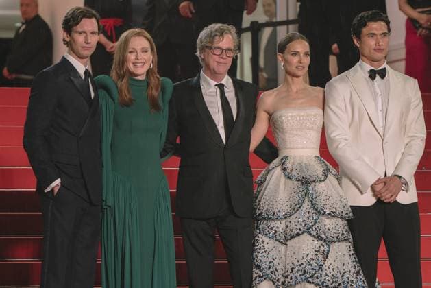 May December Red Carpet - The 76th Annual Cannes Film Festival Julianne Moore, Director Todd Haynes, Natalie Portman and Charles Melton attend the May December red carpet during the 76th annual Cannes film festival at Palais des Festivals on May 20, 2023 in Cannes, France. Cannes France  Copyright: xLucaxCarlinox originalFilename: carlino-notitle230520_npIxG.jpg