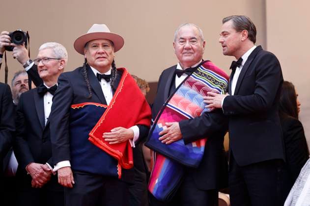 Tim Cook, Yancey Red Corn, Chief Standing Bear und Leonardo DiCaprio bei der Premiere des Kinofilms Killers of the Flower Moon auf dem Festival de Cannes 2023 76. Internationale Filmfestspiele von Cannes im Palais des Festivals. Cannes, 20.05.2023