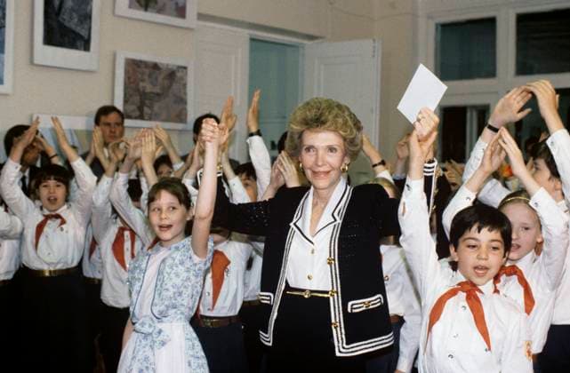 Ronald Reagan and Nancy Reagan visiting USSR 473191 30.05.1988 U.S. First Lady Nancy Reagan meeting with pupils at Moscow s secondary school no. 29. Alexander Makarov Sputnik Moscow Russia  Copyright: xAlexanderxMakarovx