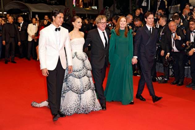 Charles Melton, Natalie Portman, Todd Haynes, Julianne Moore und Cory Michael Smith bei der Premiere des Kinofilms May December auf dem Festival de Cannes 2023 76. Internationale Filmfestspiele von Cannes im Palais des Festivals. Cannes, 20.05.2023