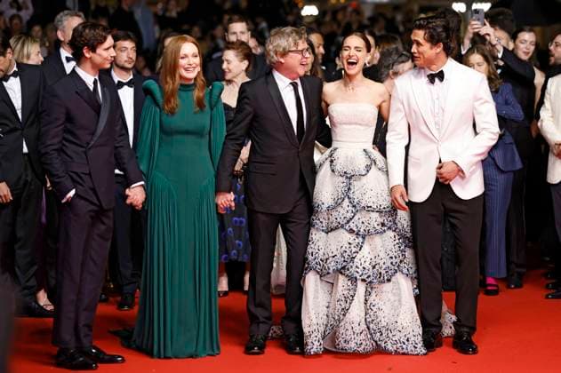 Cory Michael Smith, Julianne Moore, Todd Haynes, Natalie Portman und Charles Melton bei der Premiere des Kinofilms May December auf dem Festival de Cannes 2023 76. Internationale Filmfestspiele von Cannes im Palais des Festivals. Cannes, 20.05.2023