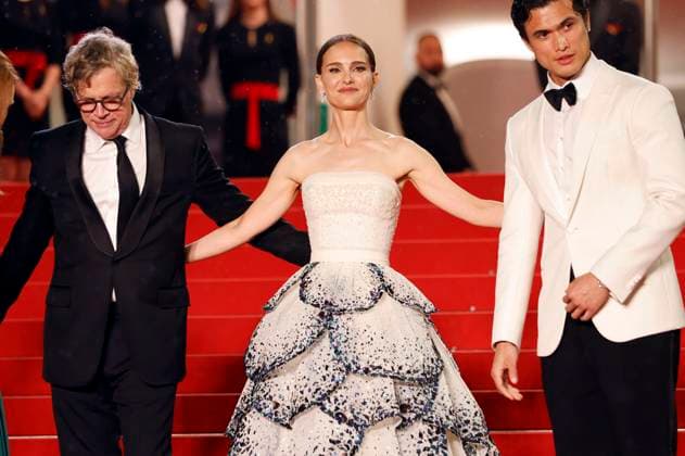 Todd Haynes, Natalie Portman und Charles Melton bei der Premiere des Kinofilms May December auf dem Festival de Cannes 2023 76. Internationale Filmfestspiele von Cannes im Palais des Festivals. Cannes, 20.05.2023