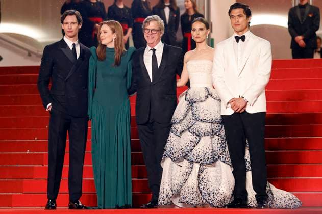 Cory Michael Smith, Julianne Moore, Todd Haynes, Natalie Portman und Charles Melton bei der Premiere des Kinofilms May December auf dem Festival de Cannes 2023 76. Internationale Filmfestspiele von Cannes im Palais des Festivals. Cannes, 20.05.2023