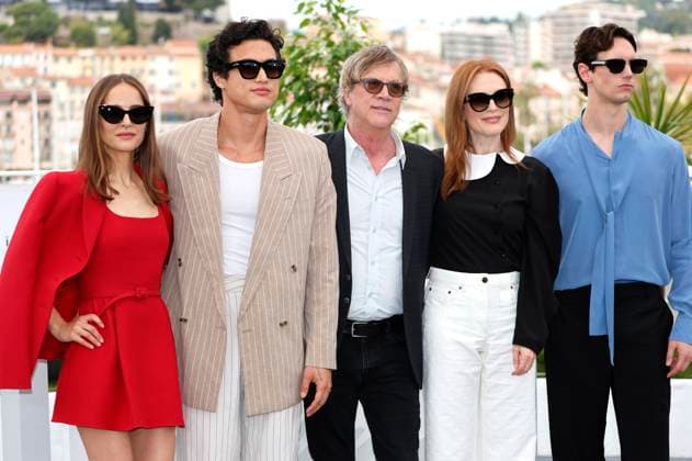 Natalie Portman, Charles Melton, Todd Haynes, Julianne Moore und Cory Michael Smith beim Photocall zum Kinofilm May December auf dem Festival de Cannes 2023 76. Internationale Filmfestspiele von Cannes am Palais des Festivals. Cannes, 21.05.2023