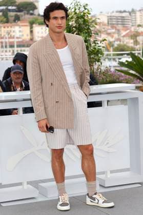 Charles Melton beim Photocall zum Kinofilm May December auf dem Festival de Cannes 2023 76. Internationale Filmfestspiele von Cannes am Palais des Festivals. Cannes, 21.05.2023