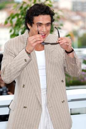 Charles Melton beim Photocall zum Kinofilm May December auf dem Festival de Cannes 2023 76. Internationale Filmfestspiele von Cannes am Palais des Festivals. Cannes, 21.05.2023
