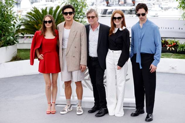Natalie Portman, Charles Melton, Todd Haynes, Julianne Moore und Cory Michael Smith beim Photocall zum Kinofilm May December auf dem Festival de Cannes 2023 76. Internationale Filmfestspiele von Cannes am Palais des Festivals. Cannes, 21.05.2023