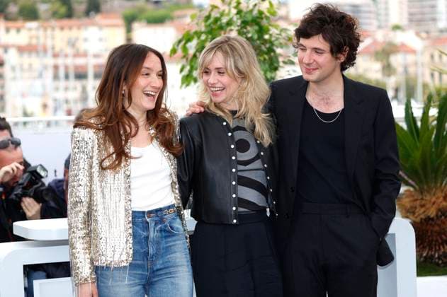 Anais Demoustier, Katell Quillevere und Vincent Lacoste beim Photocall zum Kinofilm Le temps d aimer Along Came Love auf dem Festival de Cannes 2023 76. Internationale Filmfestspiele von Cannes am Palais des Festivals. Cannes, 21.05.2023