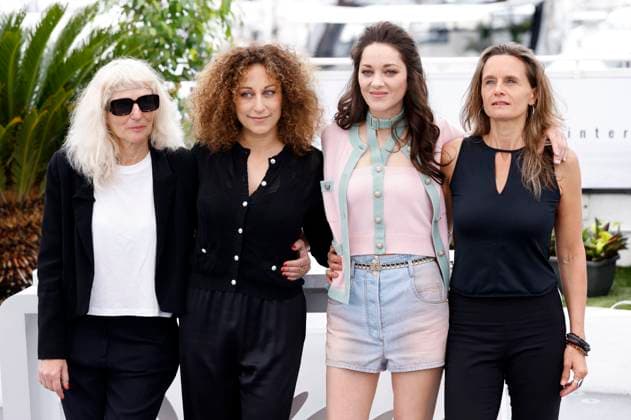 Yael Fogiel, Mona Achache, Marion Cotillard und Laetitia Gonzalez beim Photocall zum Kinofilm Little Girl Blue auf dem Festival de Cannes 2023 76. Internationale Filmfestspiele von Cannes am Palais des Festivals. Cannes, 21.05.2023