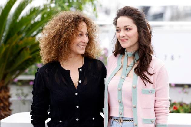 Mona Achache und Marion Cotillard beim Photocall zum Kinofilm Little Girl Blue auf dem Festival de Cannes 2023 76. Internationale Filmfestspiele von Cannes am Palais des Festivals. Cannes, 21.05.2023