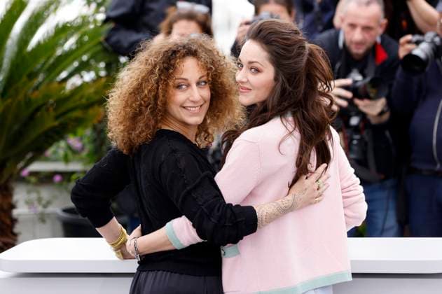 Mona Achache und Marion Cotillard beim Photocall zum Kinofilm Little Girl Blue auf dem Festival de Cannes 2023 76. Internationale Filmfestspiele von Cannes am Palais des Festivals. Cannes, 21.05.2023