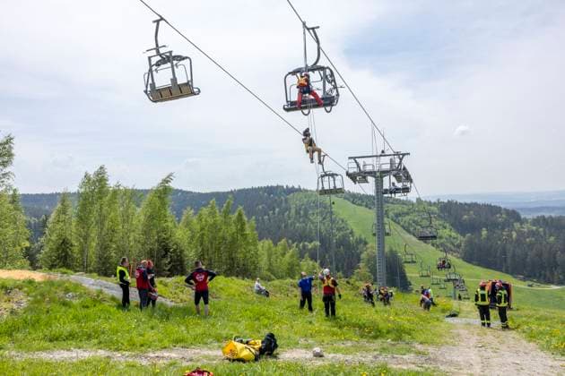 News Themen der Woche KW20 News Bilder des Tages Sesselliftdrama im Vogtland. Zahlreiche Biker waren bei schönstem Frühlingswetter am Skilift in Schöneck im Vogtland mit ihren Fahrrädern zu Gange, als der Sessellift auf Grund eines technischen Defekts still stand. Anstatt Downhill hieß es nun Zwangspause. 33 Biker, darunter einige Kinder saßen im Sessellift in 15 Metern Höhe fest. Die Betreiberin löste daraufhin Großalarm aus. Die Bergrettung, Feuerwehr Schöneck, das THW und die Höhenrettungsgruppe der Berufsfeuerwehr Plauen rückten an. Die Kameraden mussten alle Alle 28 Menschen konnten nach Stunden gerettet werden, O-Ton eingeschlossener Urlauber zum Einsatz 33 Biker aus luftiger Höhe retten. Dabei seilten sich die Kameraden zu den Sesseln ab, oder zogen sich mit Muskelkraf