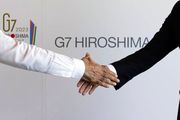 Bilder des Jahres 2023, News 05 Mai News Themen der Woche KW20 News Bilder des Tages Britain s Prime Minister Rishi Sunak (R) shake hands with Indian Prime Minister Narendra Modi as he attends the G7 Summit on Sunday, May 21, 2023, during the final day of a three-day G-7 summit in Hiroshima, Japan. The final day of the three-day of the Group of Seven leaders summit is under way in the western Japan city of Hiroshima, with focus on Ukrainian President Volodymyr Zelensky and his talks with international leaders.  JAP2023052159 Nox10xDowningxStreet