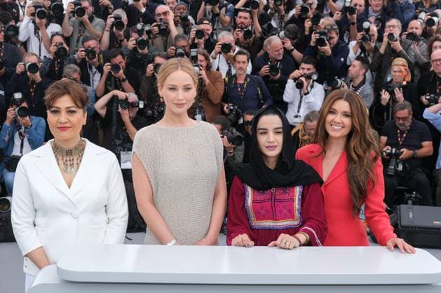 76e Festival International du Film de Cannes. Photocall du film Bread and Roses. 76th International Cannes Film Festival 292299 2023-05-21 Cannes France Lawrence, Jennifer; Ciarrocchi, Justine  Copyright: xSergexArnalx xStarfacex STAR_292299_039