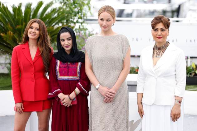Justine Ciarrocchi, Gast, Jennifer Lawrence und Sahra Mani beim Photocall zum Dokumentarfilm Bread And Roses auf dem Festival de Cannes 2023 76. Internationale Filmfestspiele von Cannes am Palais des Festivals. Cannes, 21.05.2023
