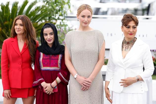 Justine Ciarrocchi, Gast, Jennifer Lawrence und Sahra Mani beim Photocall zum Dokumentarfilm Bread And Roses auf dem Festival de Cannes 2023 76. Internationale Filmfestspiele von Cannes am Palais des Festivals. Cannes, 21.05.2023