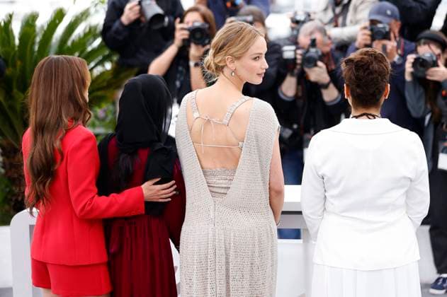 Justine Ciarrocchi, Gast, Jennifer Lawrence und Sahra Mani beim Photocall zum Dokumentarfilm Bread And Roses auf dem Festival de Cannes 2023 76. Internationale Filmfestspiele von Cannes am Palais des Festivals. Cannes, 21.05.2023